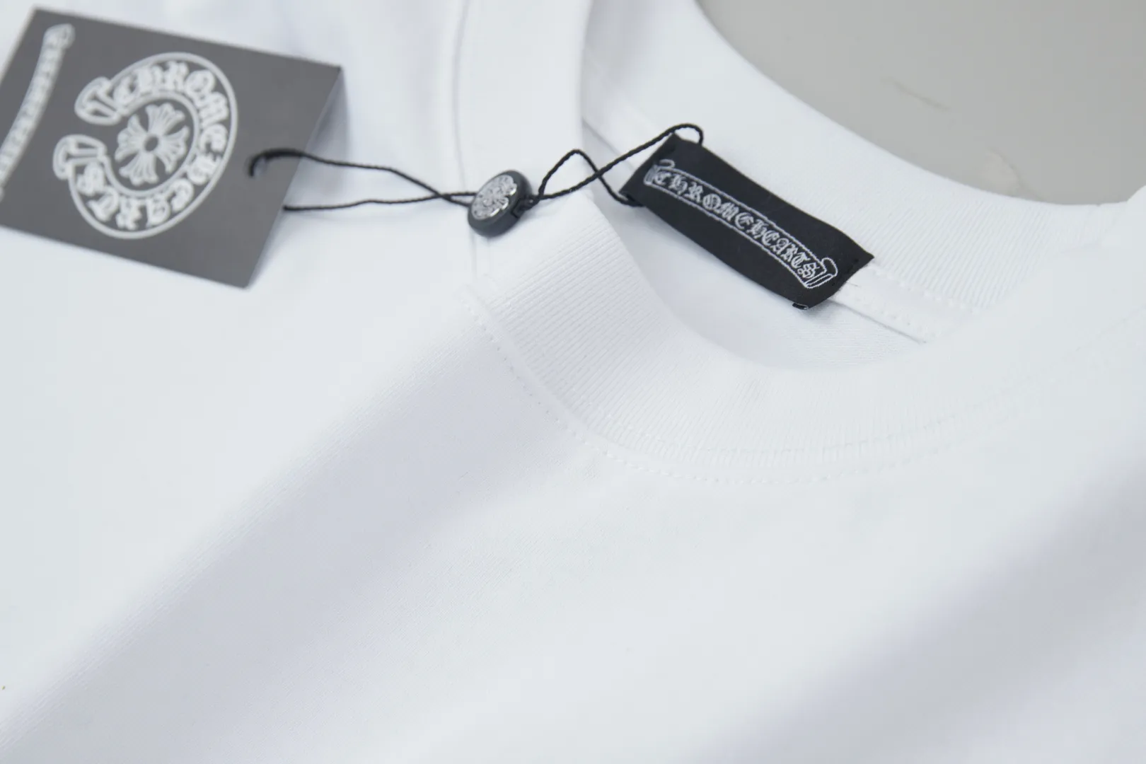 🅿️220 ✨CH✨🆕25SS spring and summer new style Crow Heart ✝ frame logo embroidered leather label short sleeves Light luxury essential item for daily commuting for men and women Correct version Welcome to compare Detailed features · 260g 100% pure cotton double yarn jersey fabric · Special thickened 32 pieces of double-strand 1X1 thread in the same vat · Double needle stitching and cross-stitching technology · Original main mark, washed tag, branded moisture-proof paper packaging Color: White/Black/ Size: S/M/L/XL